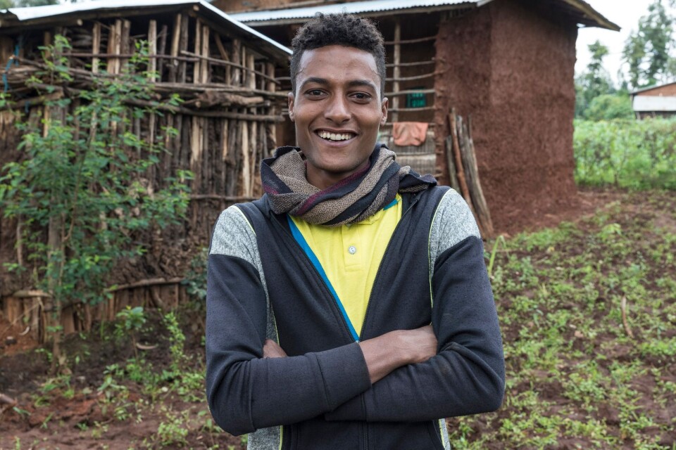 Aragaw Muiv är en av deltagarna i det trädplanteringsprojekt som The Hunger Project driver i Machakel, Etiopien, i syfte att öka matsäkerheten för de boende i området och återskapa den biologiska mångfalden.
