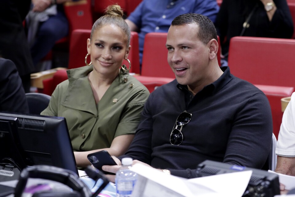 Jennifer Lopez och Alex Rodriguez under en basketmatch. Nu hoppas de kunna köpa basebollaget New York Mets. Arkivbild.
