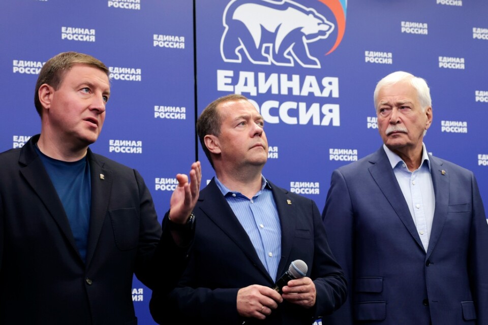 Enade Rysslands toppfigurer: partiets generalsekreterare Andrej Turtjak, partiordförande tillika ex-president Dmitrij Medvedev, samt partiveteranen Boris Gryzlov. I bakgrunden syns maktpartiets logotyp, med en björn.