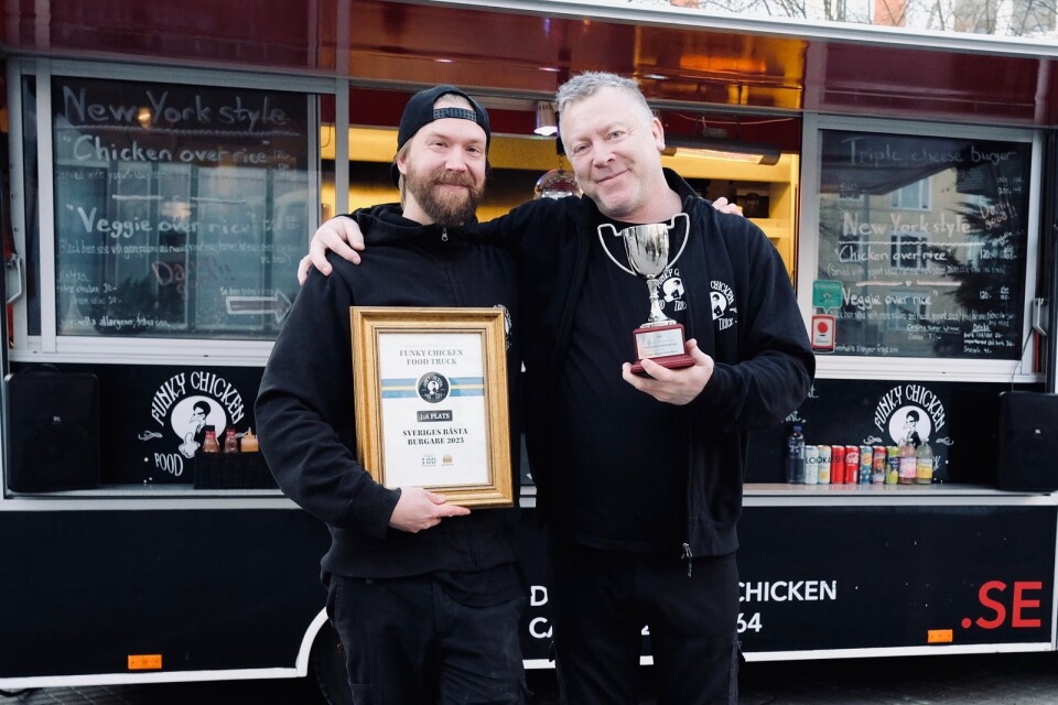 Emil Wennerberg, Johan Ekman och John Taudien (inte med på bilden) driver Funky Chicken Food Truck som gör årets bästa burgare för tredje året i rad.