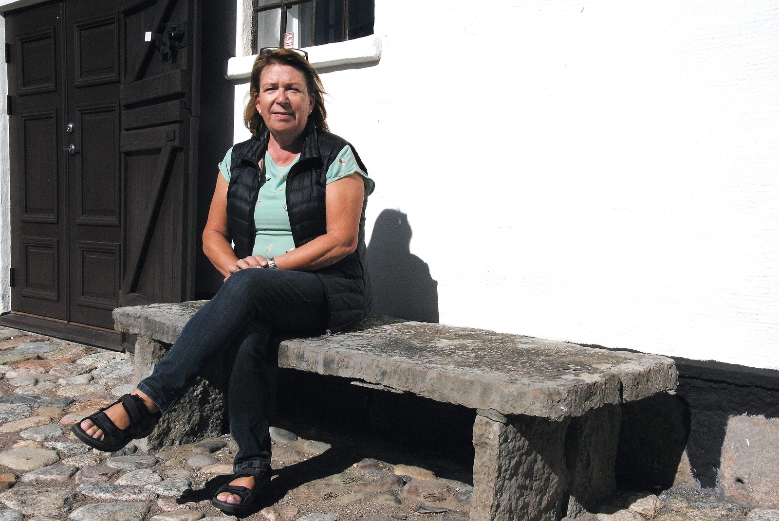 Den här stenbänken valde Dag Hammarskjöld ut att ha just på den här platsen, berättar Karin Erlandsson.
8Foto: Håkan Jacobsson