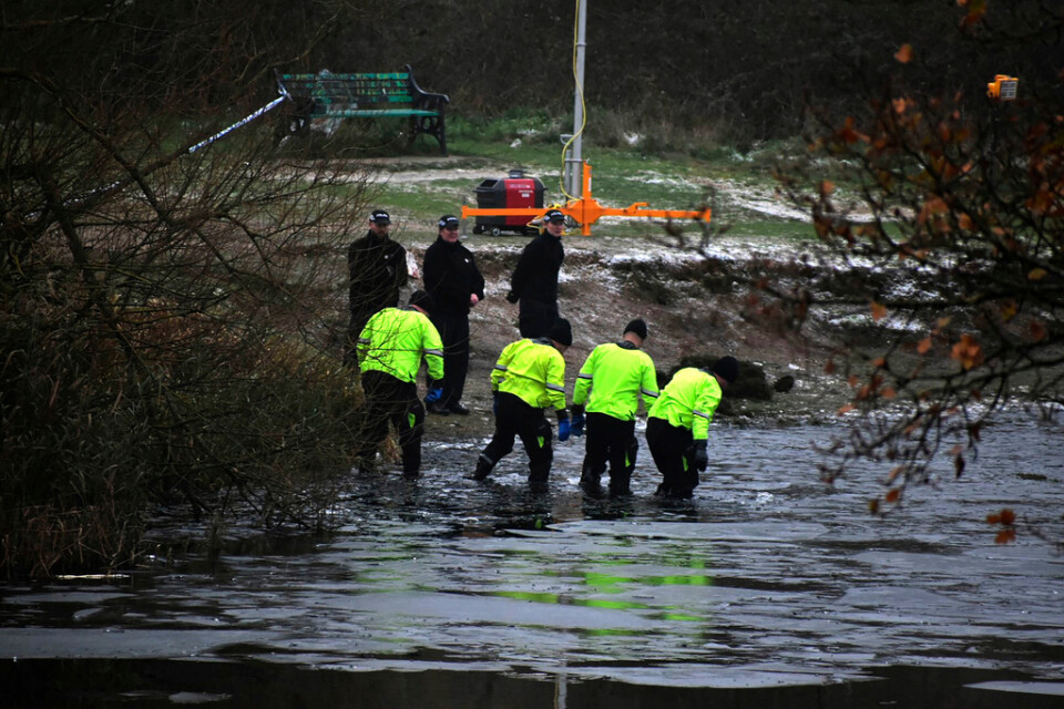 Polisen söker efter fler eventuella personer som gått genom isen i Solihull i sydöstra Birmingham.
