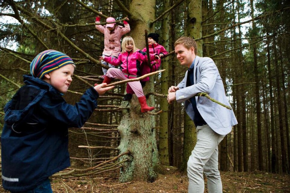 Gustav Fridolin (MP) på besök i den pedagogiska skogen. I förgrunden visar Elias Lindén sin grenpistol. I trädet klättrar Vanessa Vaitiekaityte, Cecilia Ahlqvist och Betty Ottosson.