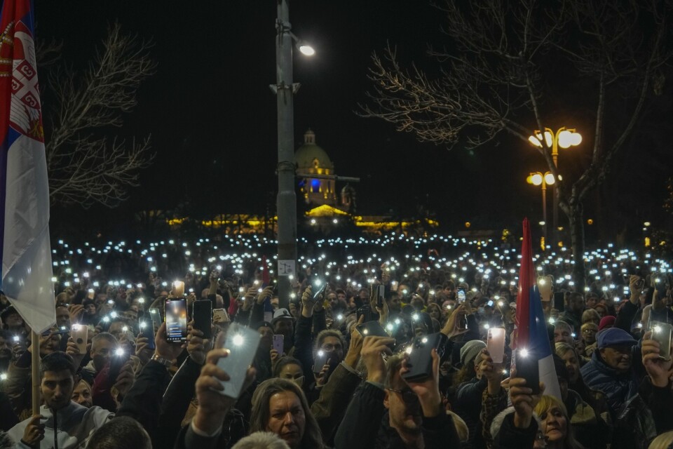 Sedan anklagelser om valfusk mot det regerande partiet SNS har protesterna avlöst varandra. Här på bilden syns demonstranter i den serbiska huvudstaden Belgrad.