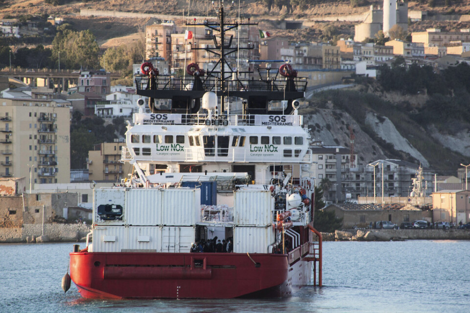 Ocean Viking vid hamnen i sicilianska Porto Empedocle på måndagen.