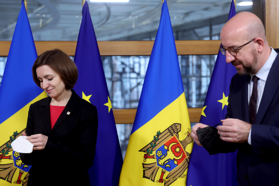 Moldaviens president Maia Sandu tillsammans med EU:s rådsordförande Charles Michel vid ett möte i Bryssel i december 2021. Arkivfoto.