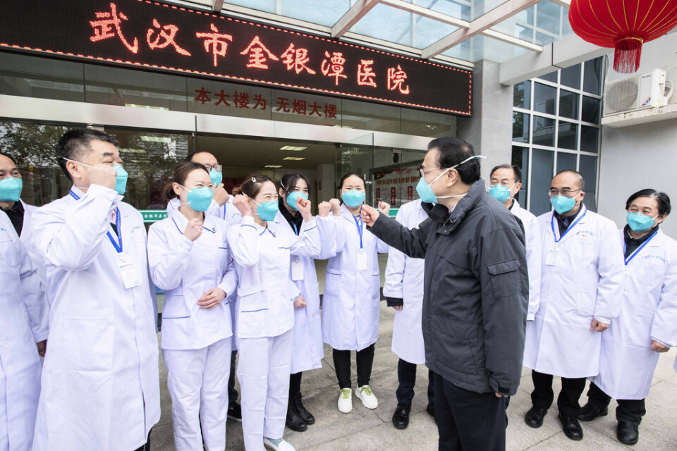 Chinas premiärminister Li Keqiang besökte ett sjukhus i Wuhan på måndagen.