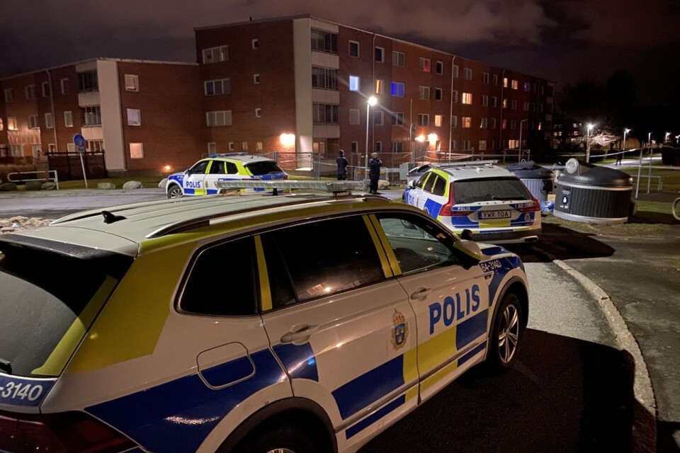 There was a big fight at Gamlegården on Saturday evening. A man with what are thought to be stab wounds or cuts was taken to hospital by ambulance.