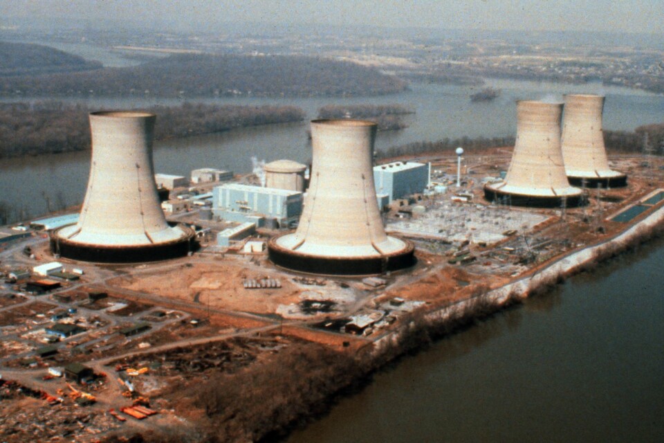 Den 28 mars 1979. Amerikanska kärnkraftverket Three Mile Island nära Harrisburg, Pennsylvania, får fel på sitt kylsystem. Radioaktivitet läcker ut och gravida kvinnor och barn evakueras under de följande dagarna.