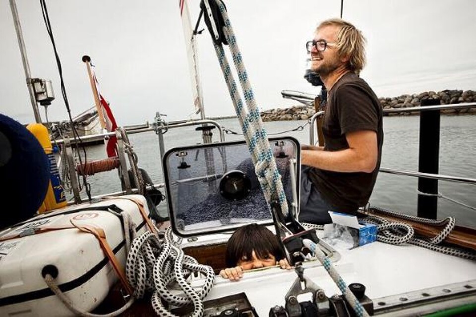 Österrikaren David Eitzinger med sonen Bruno på sin båt "Rancho relaxo of the seas." Bild: Albin Brönmark