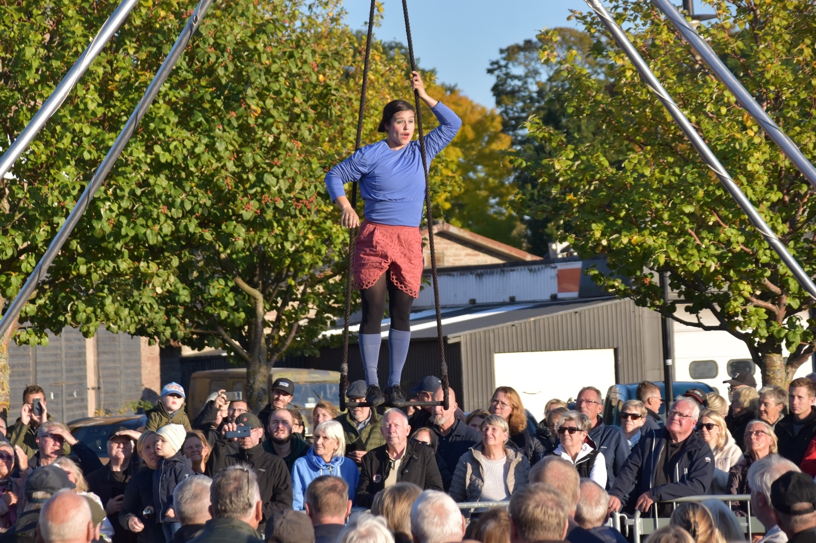 "Cirkusartister Spinning Kompass Performance" underhöll Färjestadens publiken.
