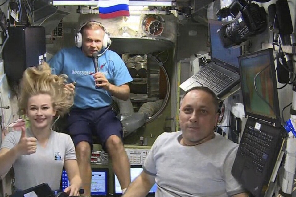 Skådespelerskan Julia Peresild, regissören Klim Sjipenko och kosmonauten Anton Sjkaplero ombord ISS tidigare i veckan..