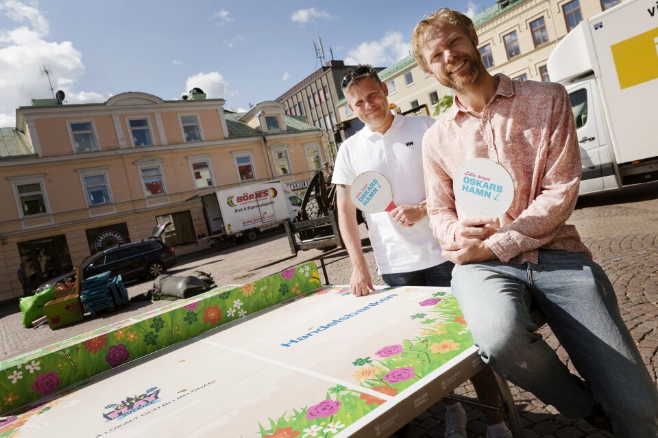 Mattias Lago, platsutvecklare och Erik Hjertqvist, planarkitekt, hoppas att pingisbordet kommer att bli en populär nyhet på Sommartorget.