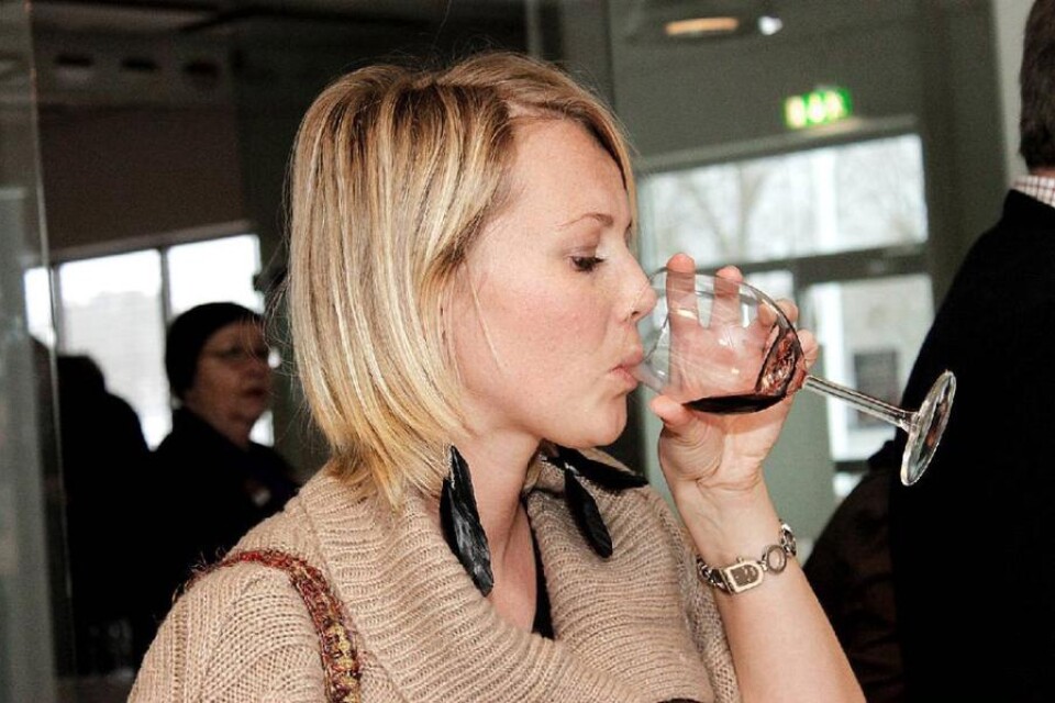 Johanna Blomqvist provsmakar vin från Chile.