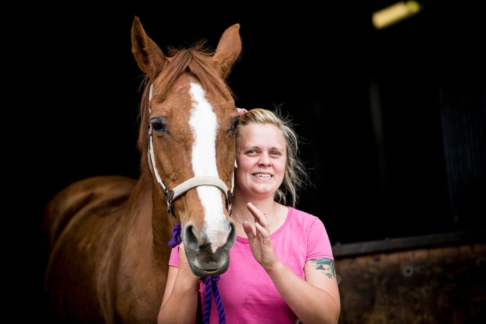 Rebecka Karlsson fick en chans att jobba på ridskolan i Sölvesborg. Hon tog den – trots att hon inte visste något om hästar.