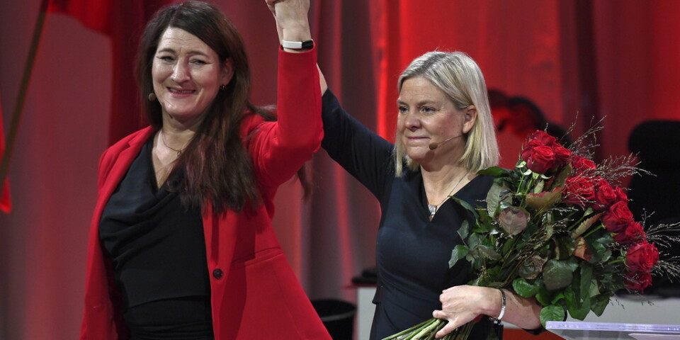 LO:s ordförande Susanna Gideonsson till vänster och statsminister Magdalena Andersson till höger efter ett tal på LO:s kongress i Folkets Hus i Stockholm i december. Arkivbild.