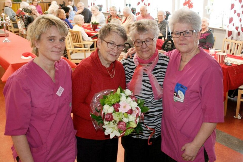 Aina Andersson (i rött) får veckans BT-bukett som delades ut av Yvonne Nilsson, Anne-Britt Engen och Margareta Rydäng.