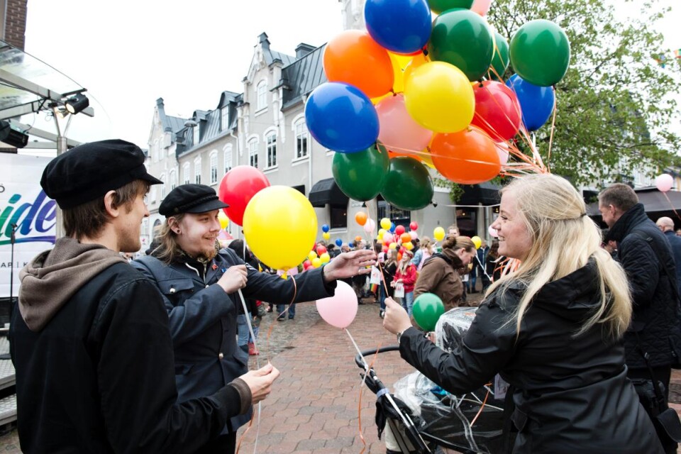Sigrid Carlstairs delade ut ballonger i regnbågens alla färger. Ballongerna släpptes mot skyn när landshövdig Kristina Alsér invigde Pride-veckan. Foto: Urban Nilsson