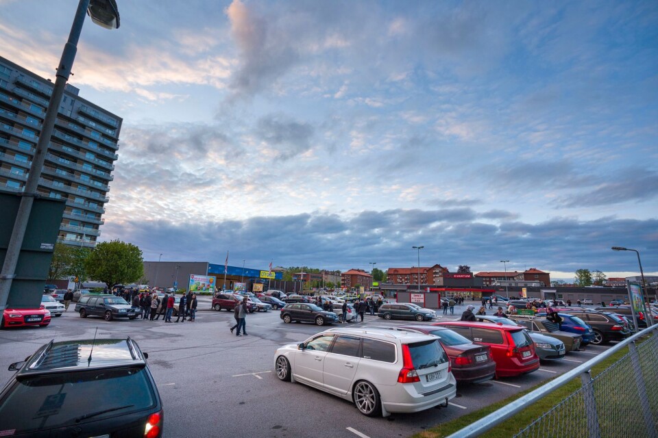 På kvällarna tar motorbusar över parkeringarna utanför City Gross och Maxi i Hässleholm.