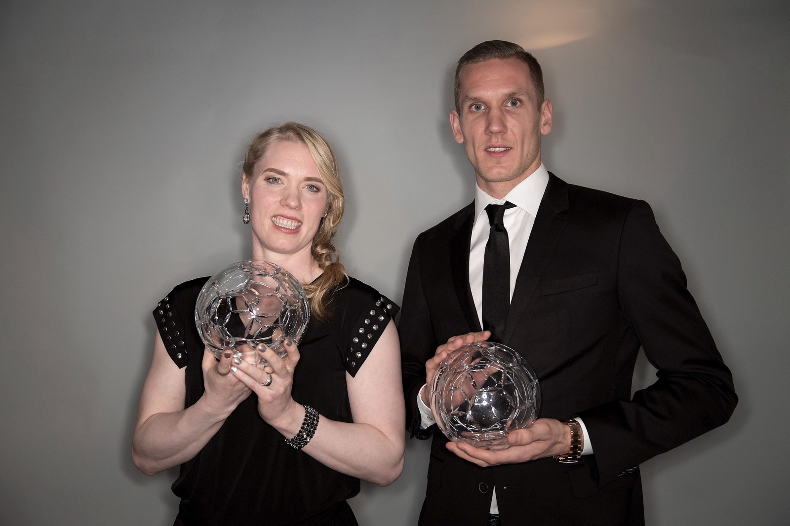 Hedvig Lindahl och Robin Olsen tilldelas priset Årets målvakt dam och herr vid Fotbollsgalan
Foto: Henrik Montgomery / TT