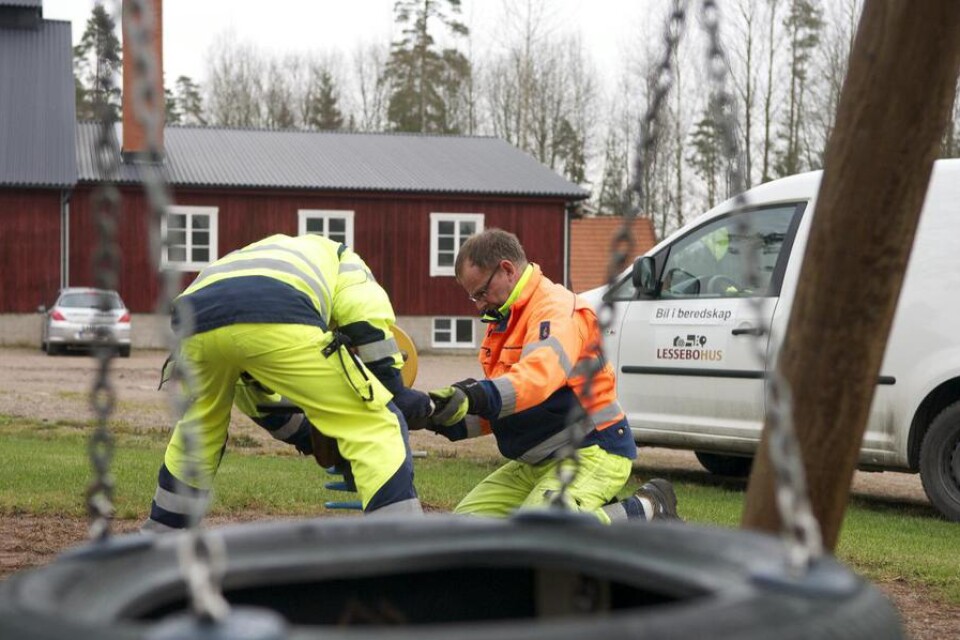 Under tisdagsförmiddagen plockade Håkan Persson och Örjan Wilhelmsson bort redskapen på lekplatseni Bergdala. FOTO: LENNART ERNSTSSON
