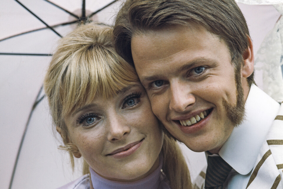 Skådespelerskan Britta Pettersson och musikern Sven-Erik Magnusson spelar huvudrollerna i filmen "Under ditt parasoll".