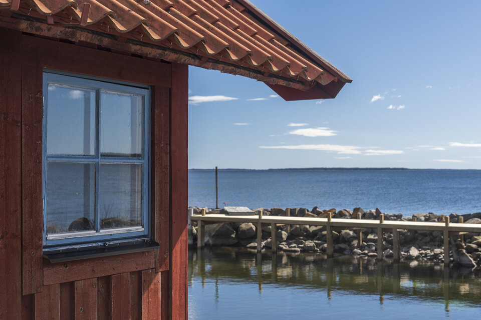 Många svenskar drömmer om ett sommarhus vid havet. Arkivbild.