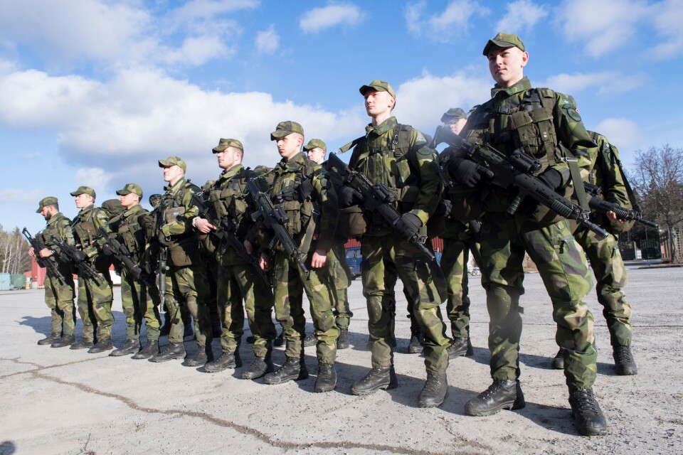 Skyttesoldater på på Ledningsregementet i Enköping under inspektion.