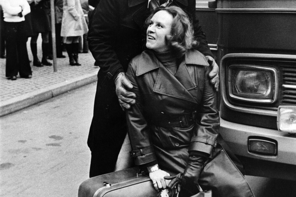 Operasångarna Håkan Hagegård och Kerstin Meyer står med sin packning utanför bussen på Gustav Adolfs Torg i Stockholm 29 januari 1975 för avresa med Kungliga Operan till Hongkong. Arkivbild.
