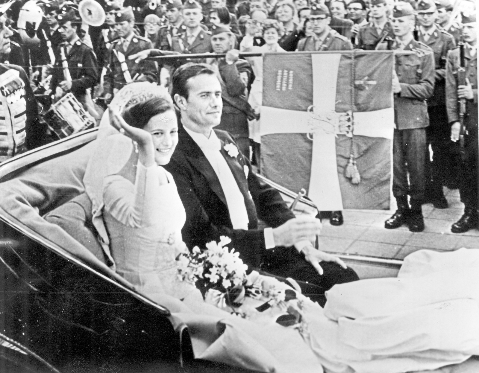 Den nygifta kronprinsessan Margrethe av Danmark med maken prins Henrik vinkar till åskådarna längs kortegevägen mellan Holmens kyrka och Fredensborg i Köpenhamn, Danmark, strax efter vigselceremonin 10:e juni 1967.
Foto: AP/TT