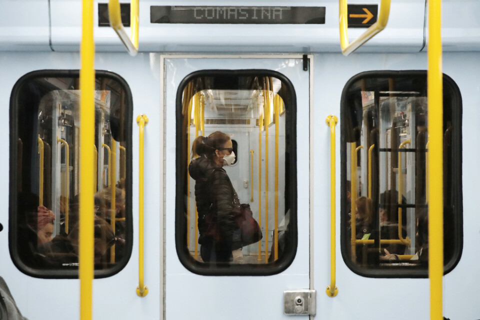 En kvinna med munskydd i tunnelbanan i Milano. Arkivbild.