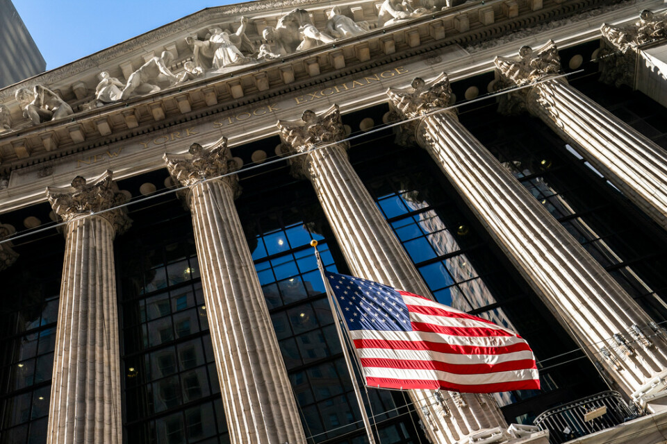 Amerikanska flaggan utanför New York Stock Exchange. Arkivbild.