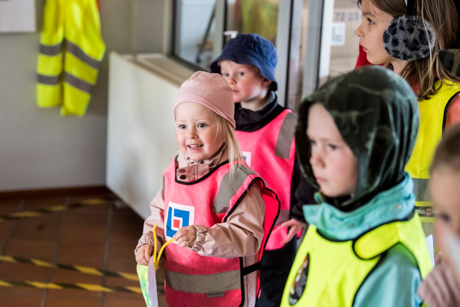 Barn från Junibackens förskola överlämnade gåvor till de äldre på Olsgården i Kallinge.