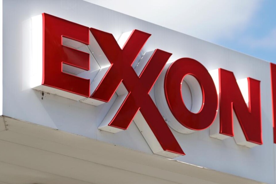 Exxon ska betala två miljoner dollar, drygt 16 miljoner kronor, i böter. Orsaken är att oljejätten undertecknat dokument om olje- och gasprojekt i Ryssland, i strid med USA:s sanktioner mot Ryssland efter att landet annekterat Krimhalvön 2014. Exxon skr