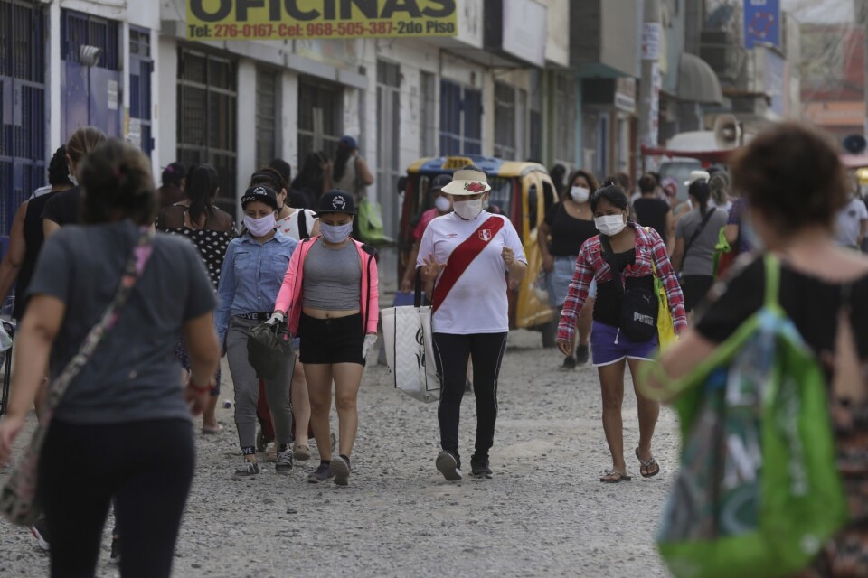 Lördagen den 4 april fick endast kvinnor lämna hemmet, enligt Perus könsuppdelade utegångsförbud.