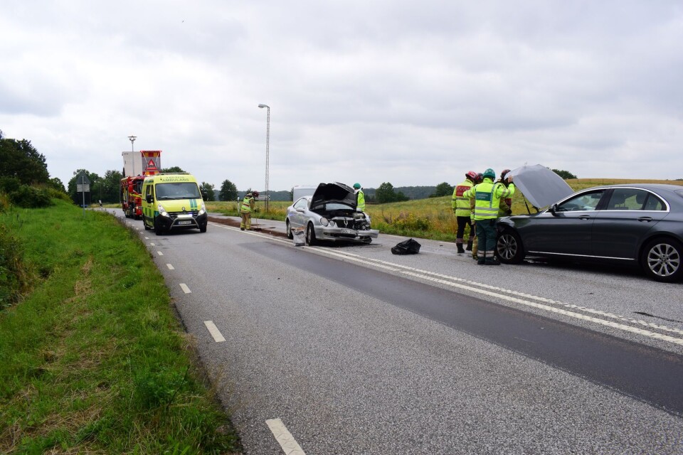 Två bilar kolliderade strax före klockan tolv i höjd med Benestad. Väg 19 stängdes av för trafik vid olycksplatsen.