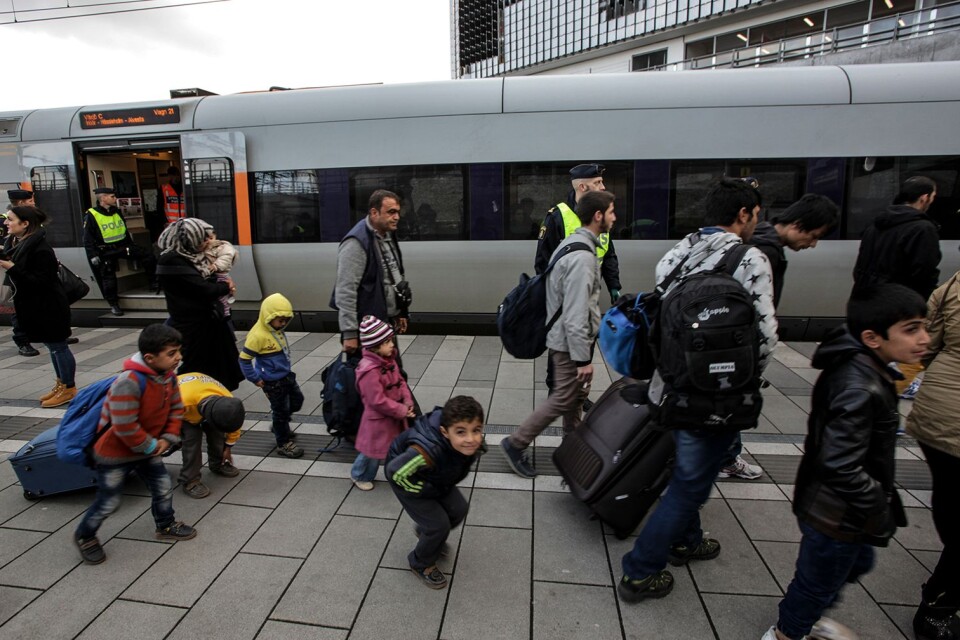 Polispatruller möter flyktingar vid första station efter passagen av Öresundsbron.