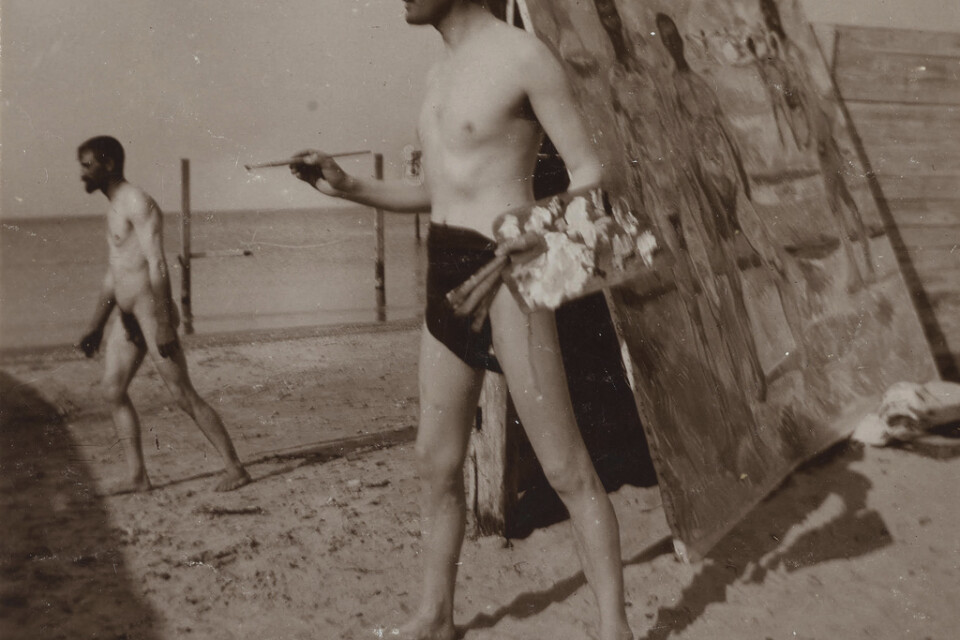 Edvard Munch målar på stranden i Warnemünde, 1907. Pressbild.