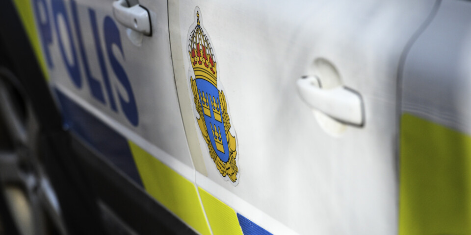 Poliser höll vakt på gården som mannen kom till för att hämta vapen som använts vid ett mord i Malmö dagen före. Nu döms han för försök till grovt vapenbrott. Arkivbild.