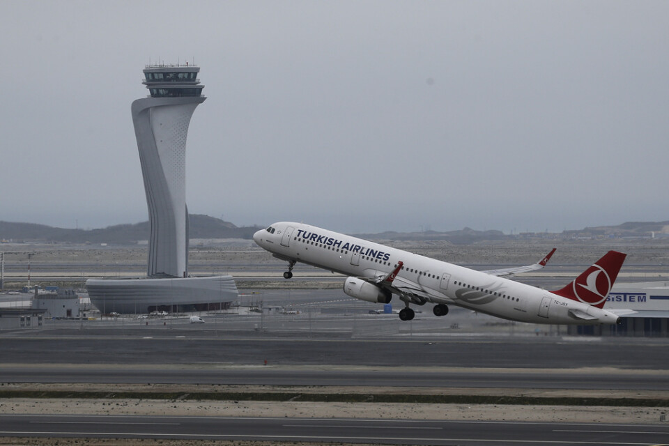 Ett flygplan lyfter från flygplatsen i Istanbul. Arkivbild.