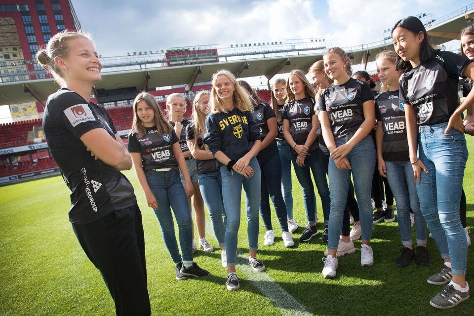 Glada miner. Anna Anvegård fick massor av frågor från tjejerna i F05-laget.