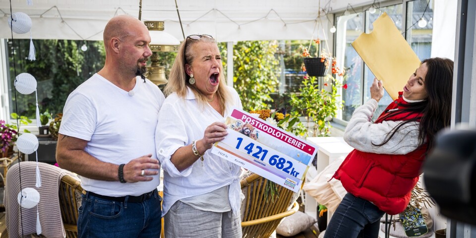 Anette Mårtensson blev så glad att hon skakade när summan presenterades med hjälp av Magdalena Forsberg.