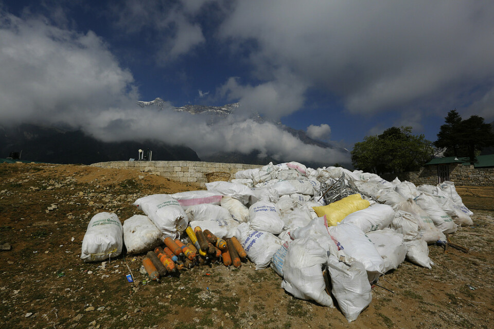 Säckar med ihopsamlade sopor på Mount Everest från maj i år.