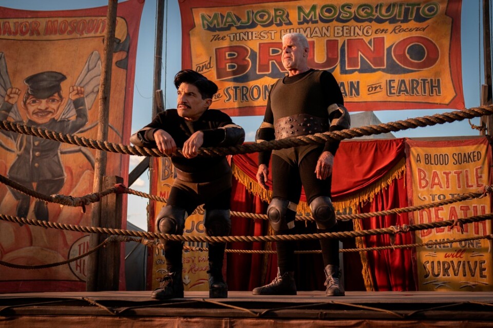 Mark Povinelli och Ron Perlman som cirkusfolk i "Nightmare Alley". Pressbild.