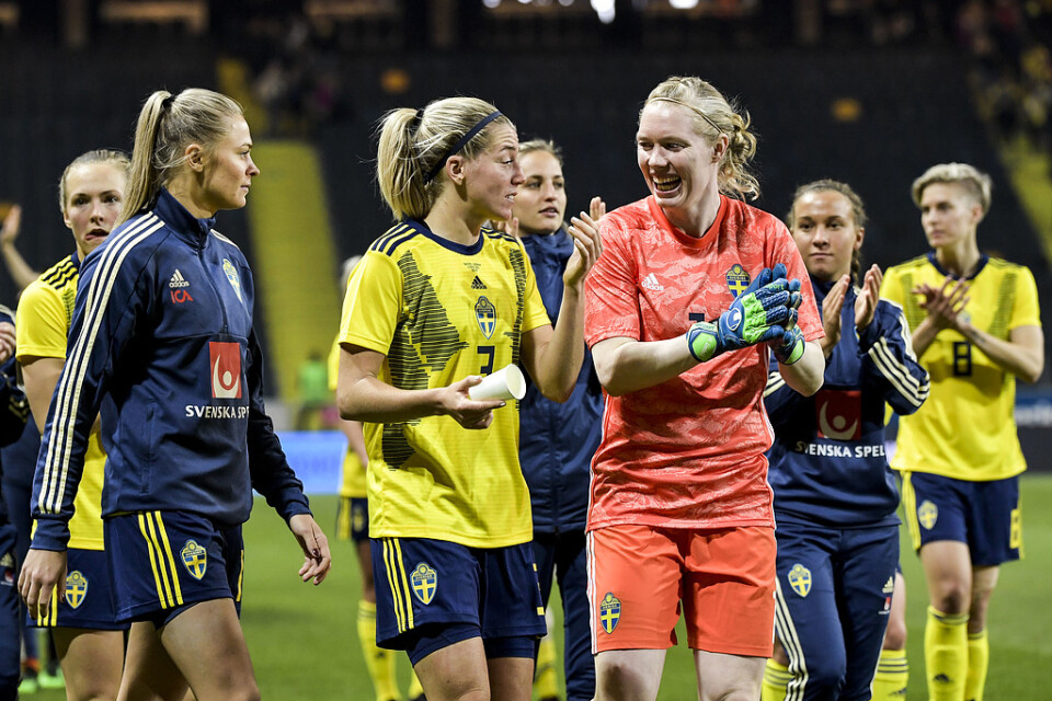 Hedvig Lindahl och Linda Sembrant tackar publiken efter förlusten i lördagens match mellan Sverige och Tyskland på Friends arena.