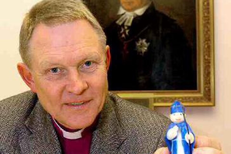 En liten blåklädd biskop finns på Anders Wejryds skrivbord. En present när han kom som biskop till Växjö vilken har följt med alla åren. Foto: Per-Erik Sandebäck