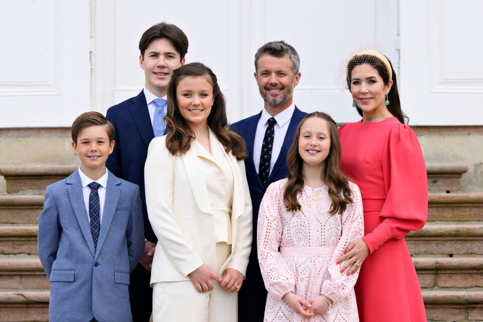 Det danska kronprinsparet Frederik och Mary med sina fyra barn Vincent, Christian, Isabella och Josephine i april i år. Arkivbild.