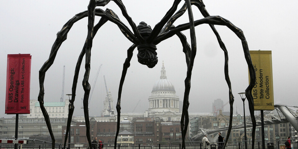 En av Louise Bourgeois kända verk, en över nio meter hög spindel, utanför Tate Modern i London 2007. Arkivbild.