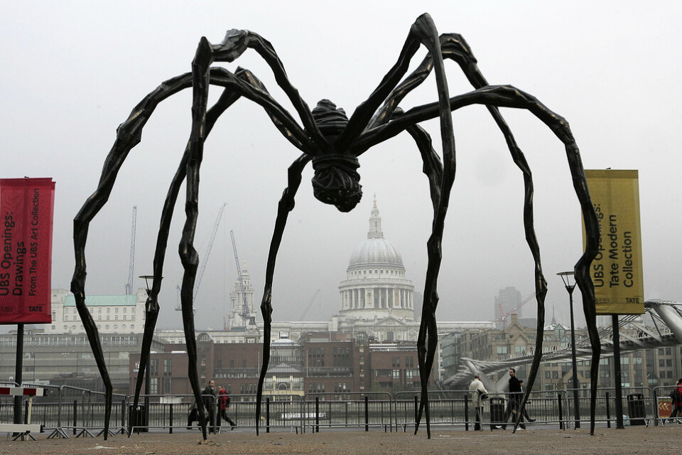 En av Louise Bourgeois kända verk, en över nio meter hög spindel, utanför Tate Modern i London 2007. Arkivbild.