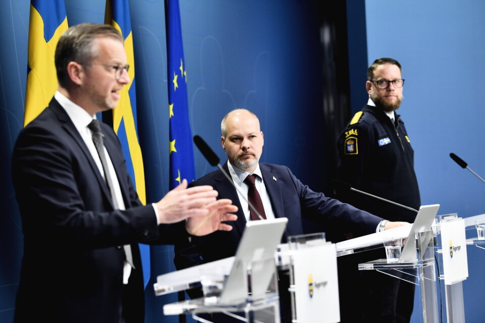 Inrikesminister Mikael Damberg (S), justitieminister Morgan Johansson (S) och Martin Petersson, chef för Tullverkets kontrollavdelning, vid onsdagens pressträff.